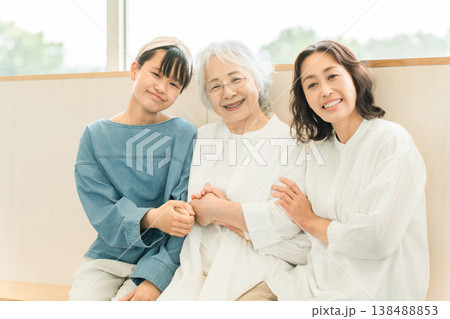 座って話をする三世代親子（孫・母親・おばあちゃん） 138488853