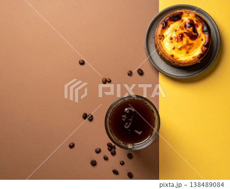 エッグタルトとコールドブリューコーヒーの俯瞰フラットレイ 138489084