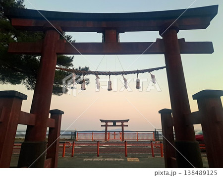 鳥居から見る夜明けの空 鳥居から見る夜明けの空 138489125
