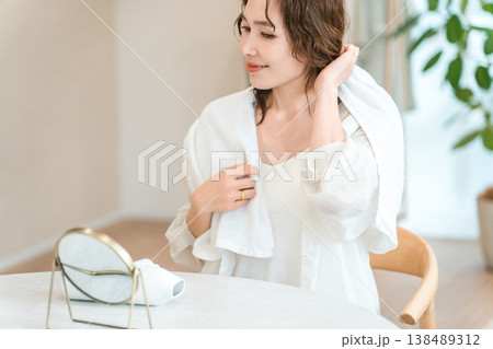 風呂上がり・シャワー後に髪をタオルドライするアジア人女性 138489312
