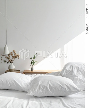 シンプルでモダンな寝室と朝の光が当たるベッドの背景 138489503