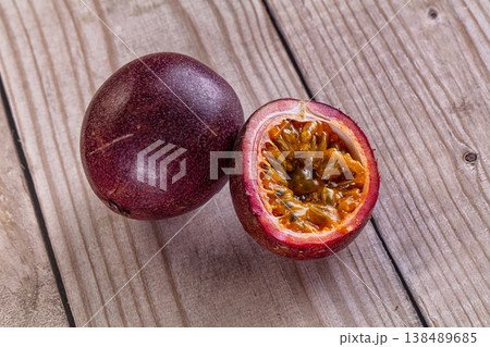 Sweet juicy passion fruit - maracuya 138489685