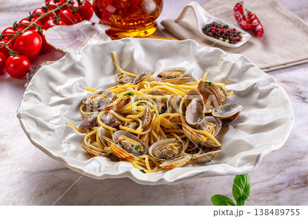 Italian pasta spaghetti with vongole 138489755