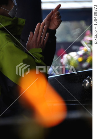 手を合わせて祈る 138489873