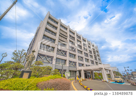 川越市役所の外観と太田道灌像【埼玉県川越市】 川越市役所の外観と太田道灌像【埼玉県川越市】 138489878