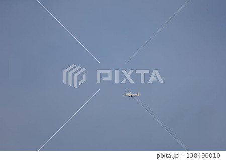 調布飛行場上空を飛び立つ小型旅客機 138490010