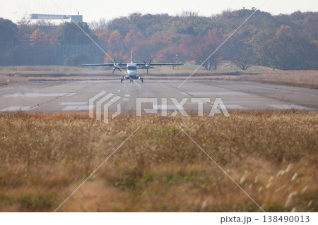 滑走路を離陸する小型プロペラ旅客機 滑走路を離陸する小型プロペラ旅客機 138490013