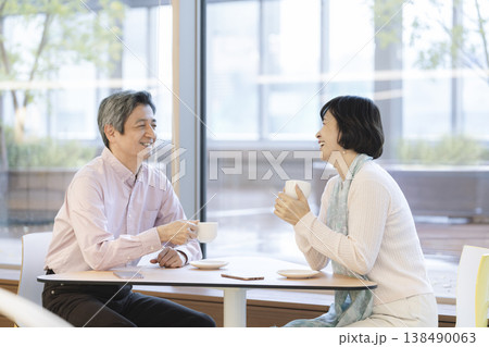 カフェでくつろぐ60代の夫婦　イメージ　 138490063