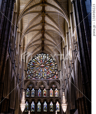 教会の装飾、天井、ステンドグラス 138490223