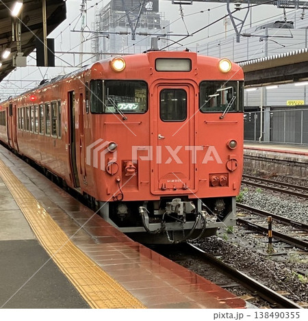 赤っぽい電車 138490355