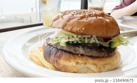 海沿い鎌倉のテラスで食べたハンバーガー 海沿い鎌倉のテラスで食べたハンバーガー 138490675