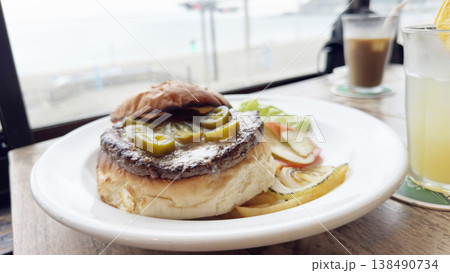海沿い鎌倉のテラスで食べたハンバーガー 海沿い鎌倉のテラスで食べたハンバーガー 138490734
