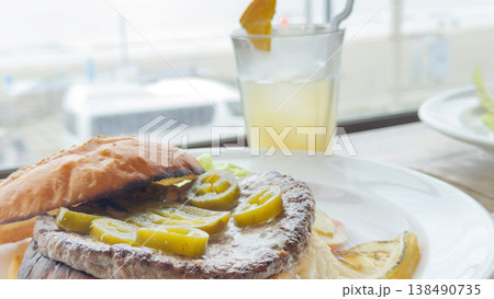 海沿い鎌倉のテラスで食べたハンバーガー 海沿い鎌倉のテラスで食べたハンバーガー 138490735