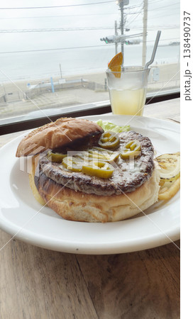 海沿い鎌倉のテラスで食べたハンバーガー 海沿い鎌倉のテラスで食べたハンバーガー 138490737