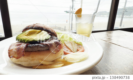 海沿い鎌倉のテラスで食べたハンバーガー 海沿い鎌倉のテラスで食べたハンバーガー 138490738