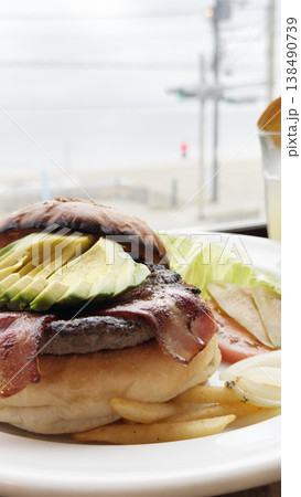 海沿い鎌倉のテラスで食べたハンバーガー 海沿い鎌倉のテラスで食べたハンバーガー 138490739