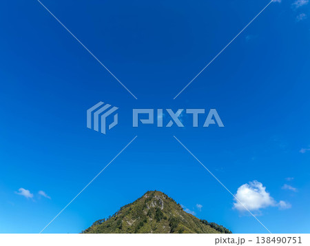秋の空と秋の山 138490751