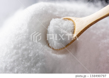 砂糖をすくう木のスプーン 砂糖をすくう木のスプーン 138490797