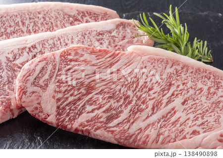 霜降り和牛の高級ステーキ肉 138490898