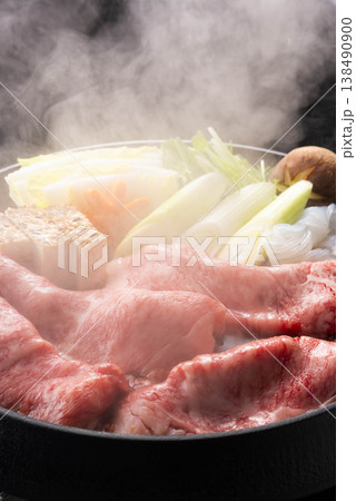 すき焼きの具材と煮込み鍋 138490900