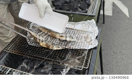 秋の魚　さんま　バーベキューの炭焼き 138490968