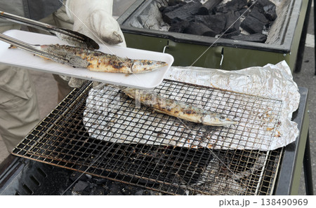 秋の魚 さんま バーベキューの炭焼き 秋の魚 さんま バーベキューの炭焼き 138490969