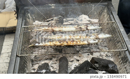 秋の魚 さんま バーベキューの炭焼き 秋の魚 さんま バーベキューの炭焼き 138490971
