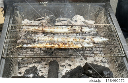 秋の魚 さんま バーベキューの炭焼き 秋の魚 さんま バーベキューの炭焼き 138490972