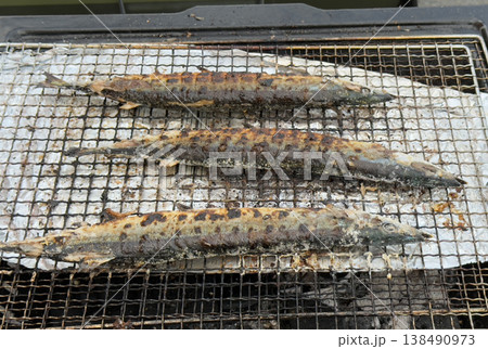 秋の魚 さんま バーベキューの炭焼き 秋の魚 さんま バーベキューの炭焼き 138490973