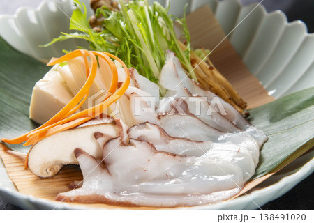 タコの刺身盛り合わせ 138491020