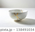 余白が美しい金継ぎの白い器の静物 138491034