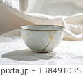 布背景に映える金継ぎの白い陶器ボウル 138491035