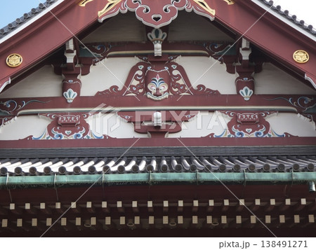 日本の伝統的な神社建築における蟇股と入母屋破風の装飾 138491271