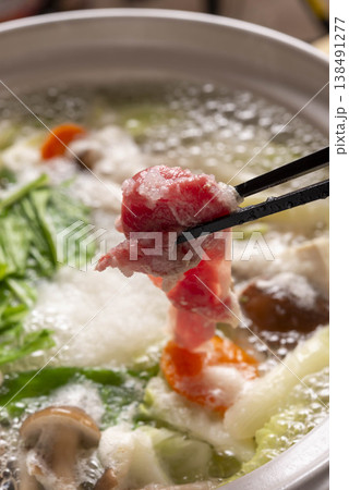 大根おろしたっぷりの鍋でラム肉をしゃぶしゃぶするシーン 箸でつまむ臨場感 水菜・きのこ入り冬の鍋料理 138491277