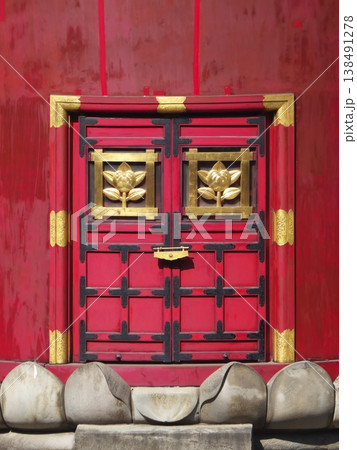 寺院の多宝塔にある朱塗りの扉と金色の装飾 寺院の多宝塔にある朱塗りの扉と金色の装飾 138491278