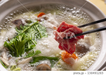 大根おろしたっぷりの鍋でラム肉をしゃぶしゃぶするシーン 箸でつまむ臨場感 水菜・きのこ入り冬の鍋料理 大根おろしたっぷりの鍋でラム肉をしゃぶしゃぶするシーン 箸でつまむ臨場感 水菜・きのこ入り冬の鍋料理 138491283