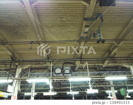 鉄道駅ホームの天井構造と配線・照明設備 138491315