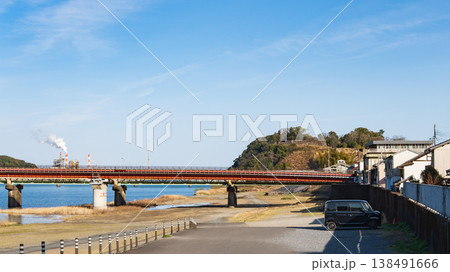 和歌山県：熊野川の権現河原から見る新宮城跡側【川の熊野古道】新宮市 138491666