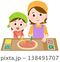 手作りピザに具材をのせる女の子と女性　イラスト 138491707