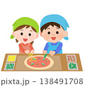 手作りピザに具材をのせる男の子と女の子　イラスト 138491708