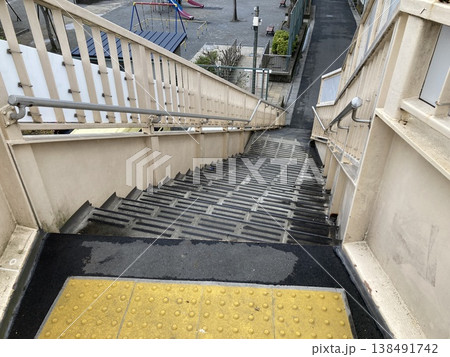 歩道橋の階段 歩道橋の階段 138491742