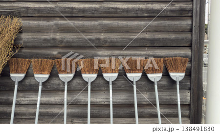 壁に立てかける箒（ほうき） 138491830