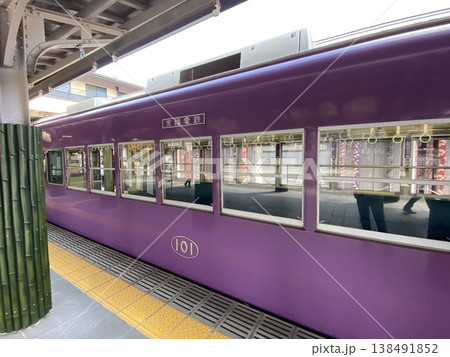 京都嵐山駅で発車を待つ嵐電 京都嵐山駅で発車を待つ嵐電 138491852