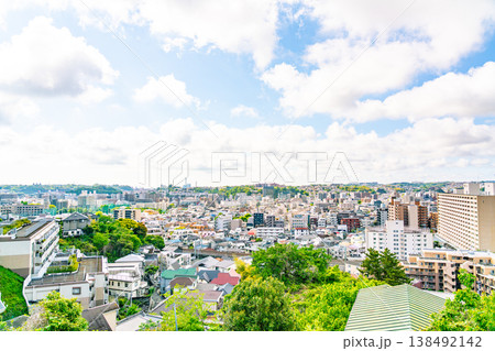 【神奈川県】青空が広がる春の住宅街 138492142