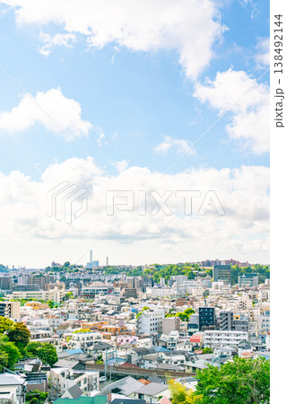 【神奈川県】青空が広がる春の住宅街 138492144