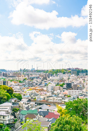 【神奈川県】青空が広がる春の住宅街 138492146