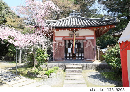 京都市山科区にある毘沙門堂境内の風景 京都市山科区にある毘沙門堂境内の風景 138492684