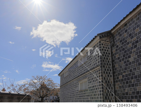 倉敷美観地区の街角風景［倉敷考古館のナマコ壁と倉敷館観光案内所］ 138493406