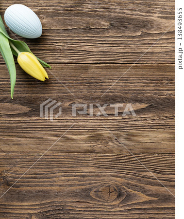 Vertical Easter tulips with decorative eggs 138493655
