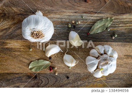 Raw Garlic Arrangement on Wooden Board 138494056